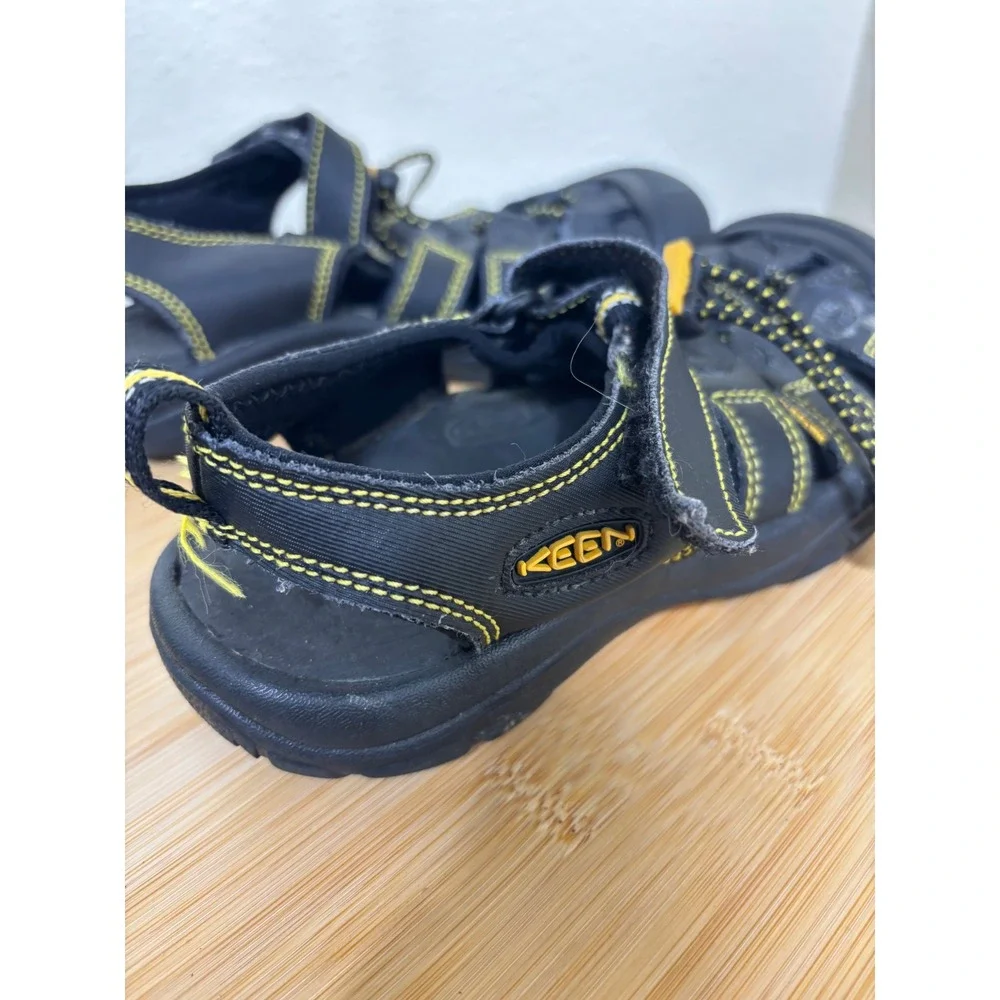 KEEN Sandals Kids 2 Newport H2 Black Yellow Waterproof Sport Hiking Shoes Play